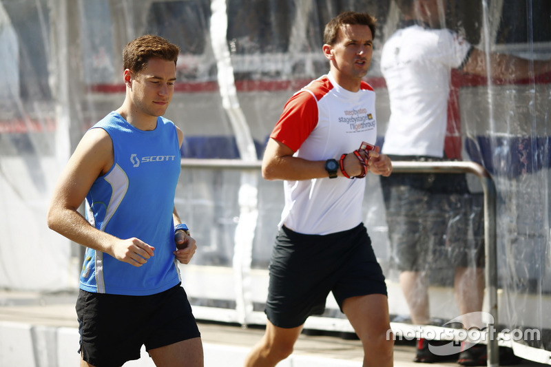 Stoffel Vandoorne, McLaren, con su preparador personal