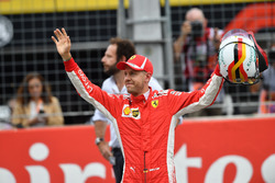 Il poleman Sebastian Vettel, Ferrari, festeggia nel parco chiuso