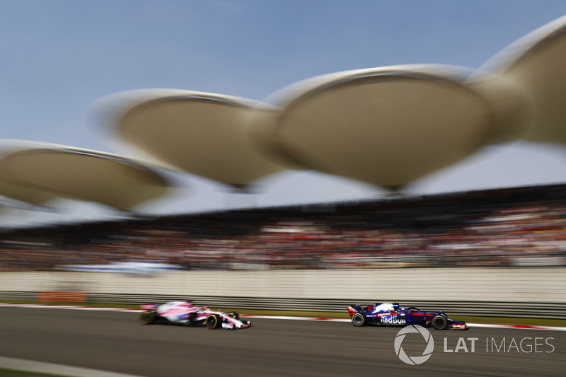 Pierre Gasly, Toro Rosso STR13 Honda, leads Sergio Perez, Force India VJM11 Mercedes