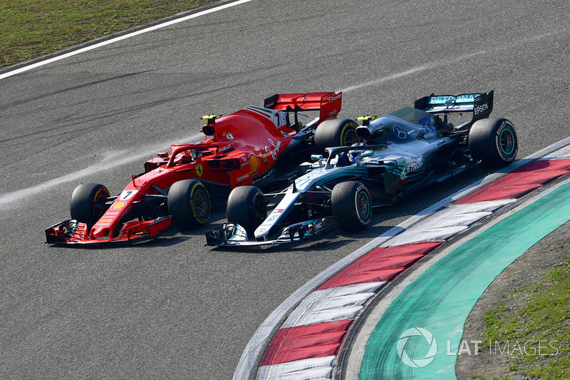 Kimi Raikkonen, Ferrari SF71H y Valtteri Bottas, Mercedes-AMG F1 W09 EQ Power+