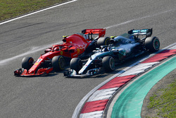 Kimi Raikkonen, Ferrari SF71H et Valtteri Bottas, Mercedes-AMG F1 W09 EQ Power+ en bataille