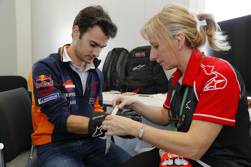 Dani Pedrosa, Repsol Honda Team con guantes