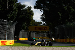 Nico Hulkenberg, Renault Sport F1 Team R.S. 18, Daniel Ricciardo, Red Bull Racing RB14 Tag Heuer, en