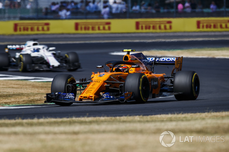 Stoffel Vandoorne, McLaren MCL33, y Lance Stroll, Williams FW41