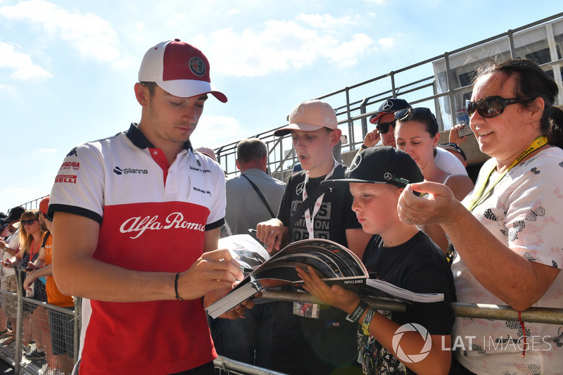 Charles Leclerc, Sauber signe des autographes pour les fans