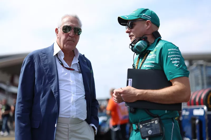 Lawrence Stroll, propietario del equipo Aston Martin de Fórmula 1; Gary Gannon, ingeniero jefe de carrera del equipo Aston Martin de Fórmula 1