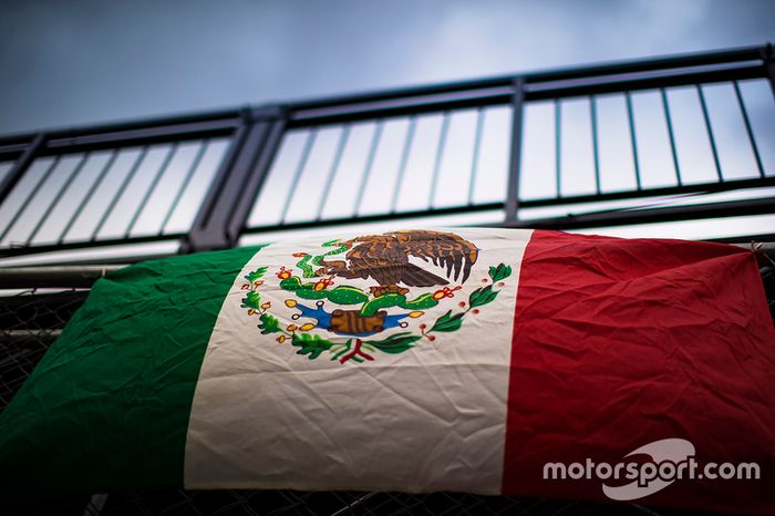 Bandera de México en el Autódromo Hermanos Rodríguez