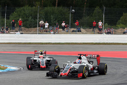 Romain Grosjean, Haas F1 Team VF-16; Esteban Gutierrez, Haas F1 Team VF-16
