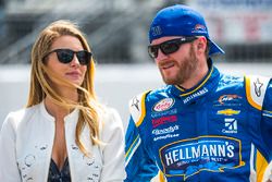 Dale Earnhardt Jr., JR Motorsports Chevrolet y su novia Amy Reimann