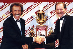 Richard Petty gratuliert Dale Earnhardt zu seinem 7. Titel