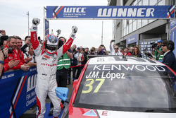 Победитель гонки Хосе-Мария Лопес, Citroën World Touring Car Team, Citroën C-Elysée WTCC