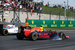 Daniil Kvyat, Red Bull Racing RB12 and Felipe Massa, Williams FW38 battle for position