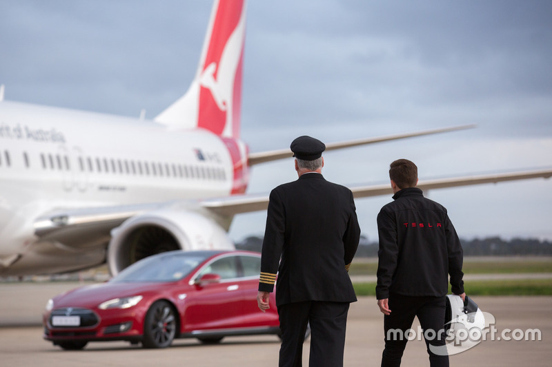 Tesla Model S проти Boeing 737