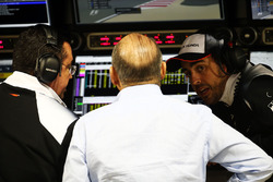 Эрик Булье, гоночный директор McLaren, Рон Деннис, руководитель и владелец McLaren и Фернандо Алонсо
