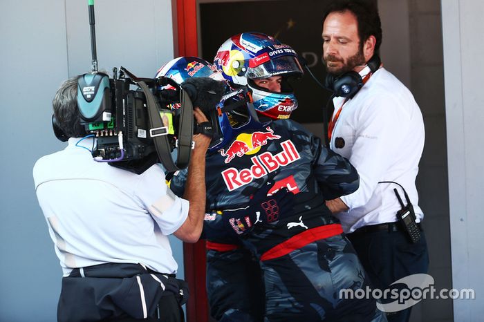 Ganador de la carrera Max Verstappen, Red Bull Racing celebra en parc ferme con su compañero de equi
