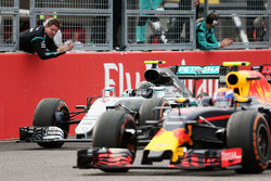 1. Nico Rosberg, Mercedes AMG F1 W07 Hybrid, feiert nach dem Rennen, während Max Verstappen, Red Bul