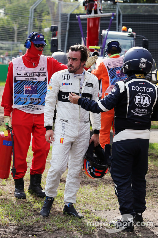 Fernando Alonso, McLaren, dopo l'incidente