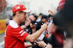 Sebastian Vettel, Ferrari, firma autografi ai fan