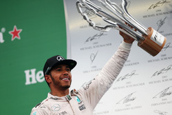 Переможець гонки Льюїс Хемілтон, Mercedes AMG F1, святкує на подіумі