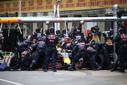 Daniel Ricciardo, Red Bull Racing RB12 en un pit stop