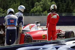 Sebastian Vettel, Ferrari SF16-H gira sobre la pista del circuito en la segunda sesión de práctica