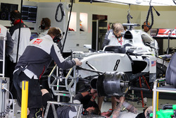 Механики Haas F1 работают над автомобилем Ромена Грожана