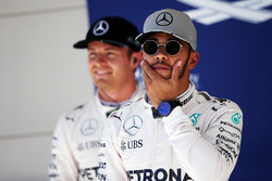 Володар поулу Льюіс Хемілтон, Mercedes AMG F1, у закритому парку разом з Ніко Росбергом, Mercedes AM