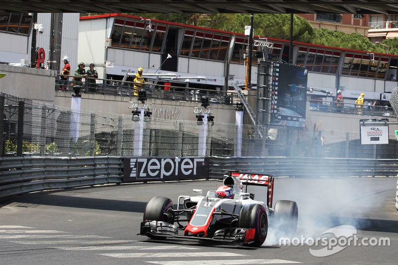 Romain Grosjean, Haas F1 Team VF-16 locks up under braking