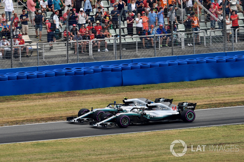 Após a relargada, Valtteri Bottas ainda tentou superar Hamilton, mas uma ordem da equipe o fez permanecer em segundo...