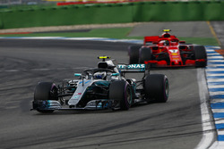 Valtteri Bottas, Mercedes AMG F1 W09, lidera sobre Kimi Raikkonen, Ferrari SF71H