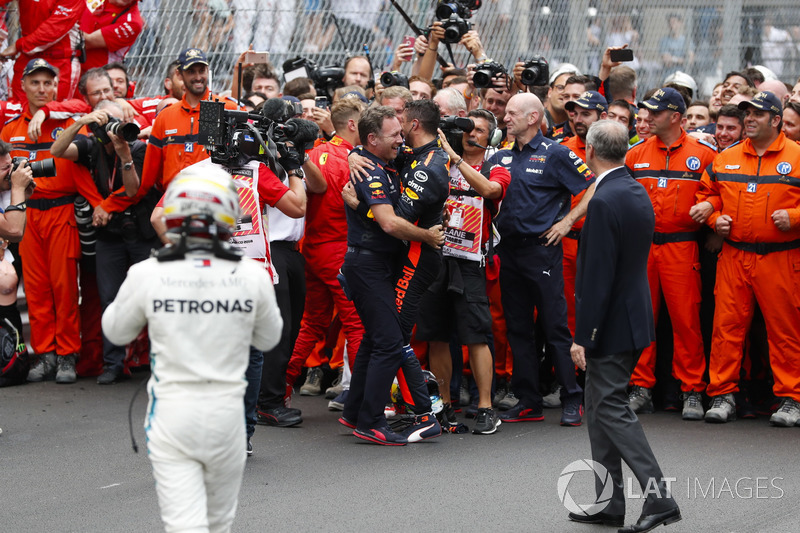 Daniel Ricciardo, Red Bull Racing, fête sa victoire avec Christian Horner, directeur, Red Bull Racing, Lewis Hamilton, Mercedes AMG F1 et Adrian Newey, directeur technique, Red Bull Racing