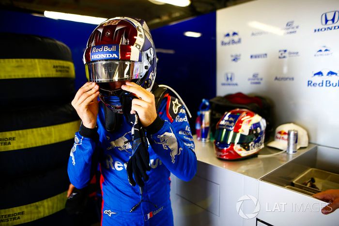 Pierre Gasly, Toro Rosso, se ajusta su casco