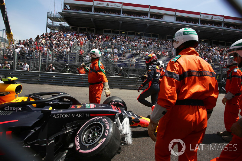 Max Verstappen, Red Bull Racing RB14, dopo l'incidente