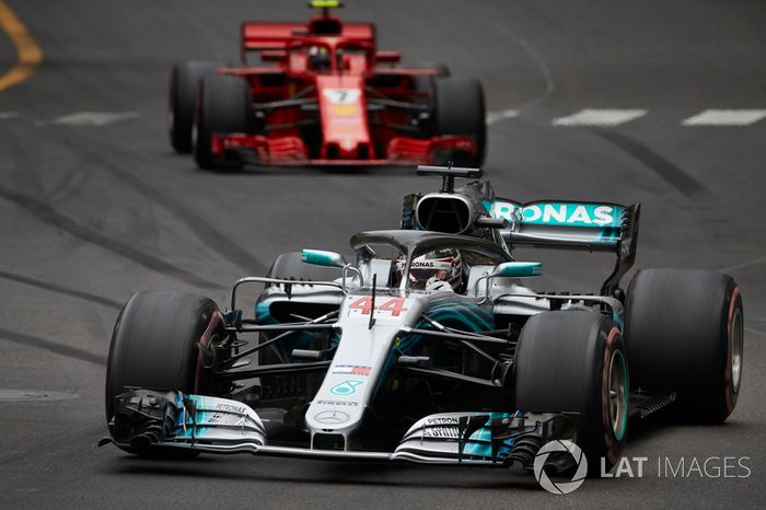Lewis Hamilton, Mercedes AMG F1 W09, Kimi Raikkonen, Ferrari SF71H