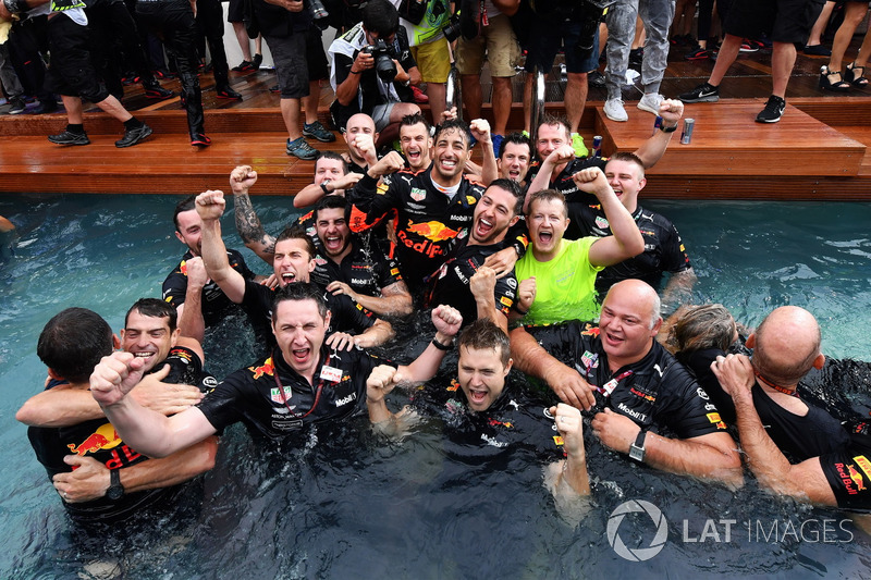 A Red Bull fergeteges monacói medencés partija