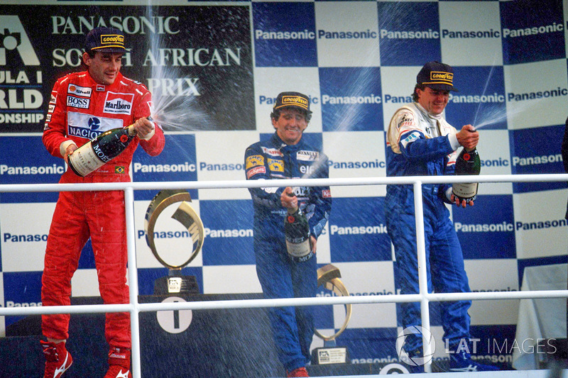 Podio: ganador de la carrera Alain Prost, segundo lugar Ayrton Senna, tercer lugar Mark Blundell