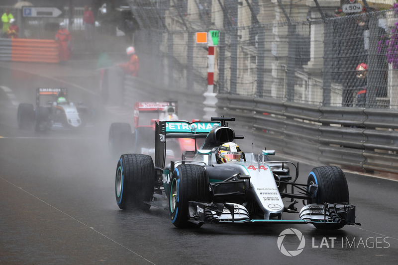 Em 2016, a chuva deu uma bagunçada nas coisas. A prova foi movimentada e permitiu que Hamilton, que largou em terceiro, saltasse para a ponta depois de um erro de pitstop da Red Bull.
