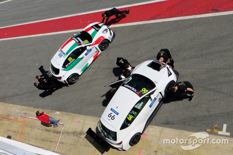 Автомобили Cupra Léon TCR Жольта Сабо, Zengő Motorsport, и Alfa Romeo Giulietta TCR Фабрицио Джованарди, Team Mulsanne