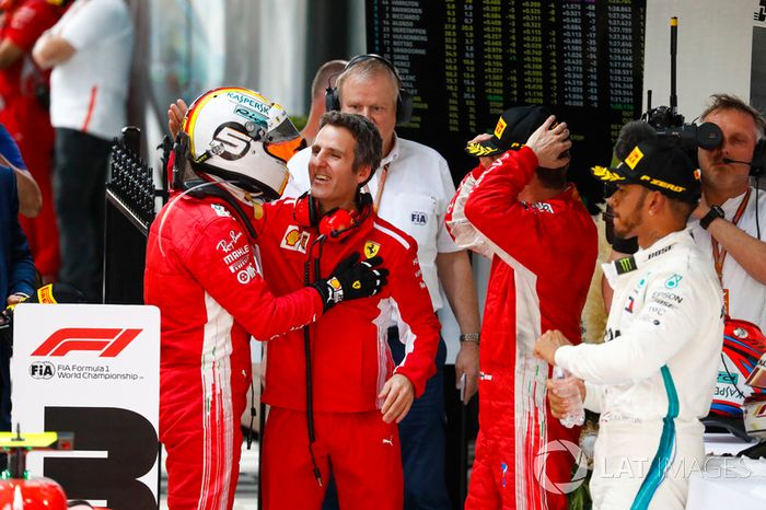 Sebastian Vettel, Ferrari, con Iñaki Rueda, estratega de Ferrari