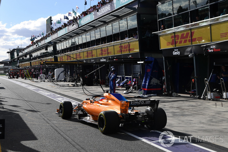 Fernando Alonso, McLaren MCL33 pit stop