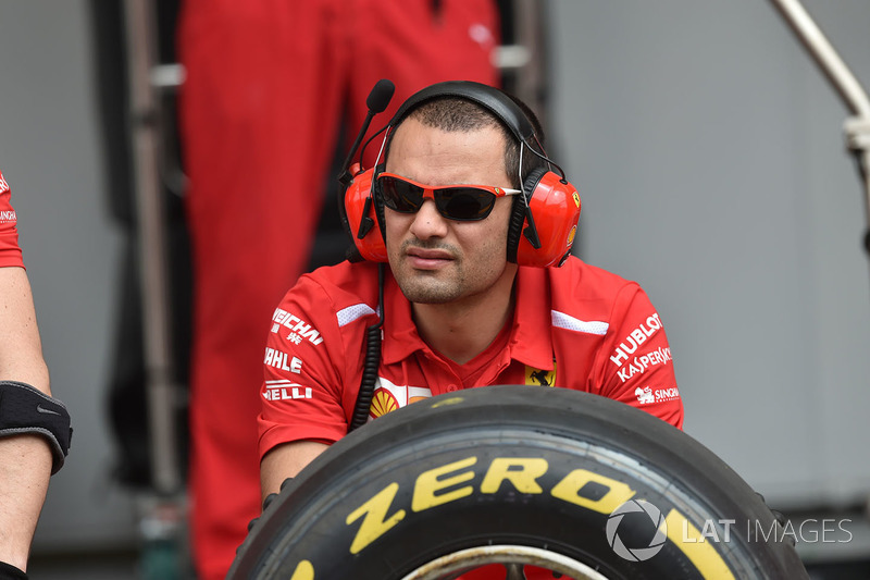 Mekanik Ferrari dan ban Pirelli