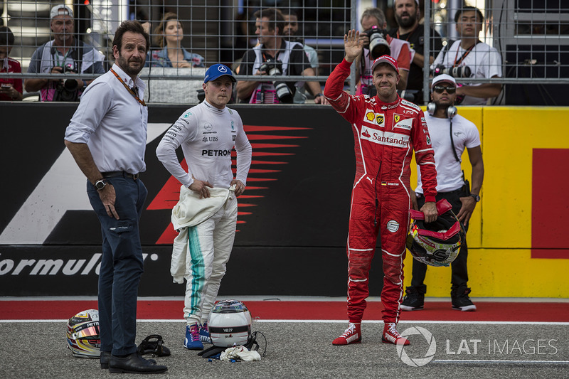 Valtteri Bottas, Mercedes AMG F1 y Sebastian Vettel, Ferrari en Parc ferme