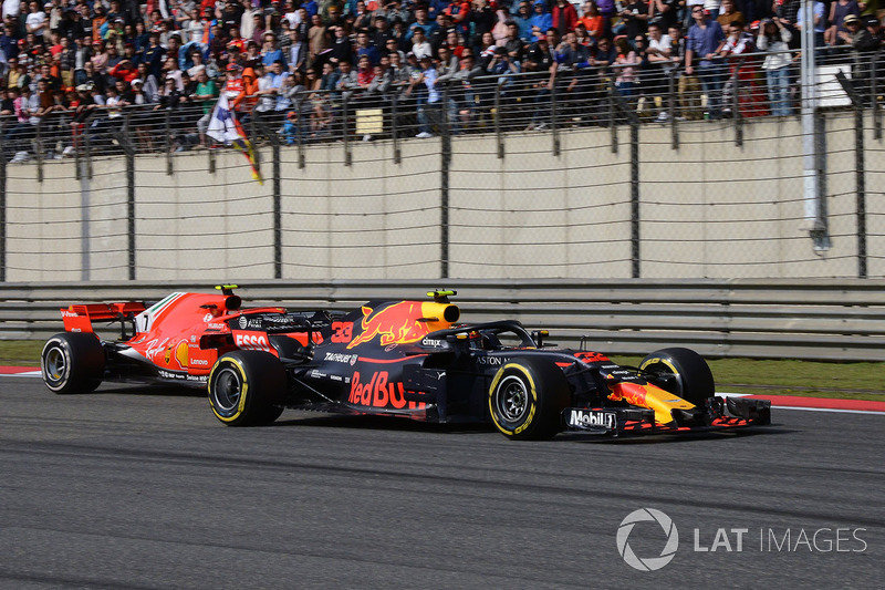 Max Verstappen, Red Bull Racing RB14 et Kimi Raikkonen, Ferrari SF71H en bataille