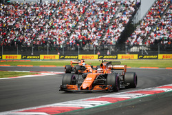 Stoffel Vandoorne, McLaren MCL32, Fernando Alonso, McLaren MCL32