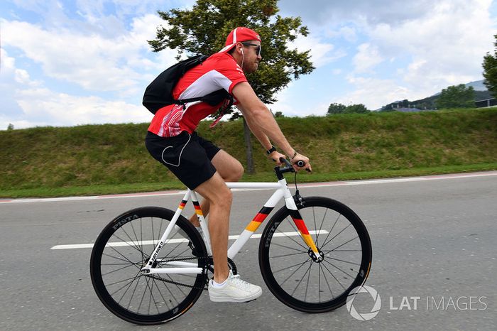 Sebastian Vettel, Ferrari en bicicleta 