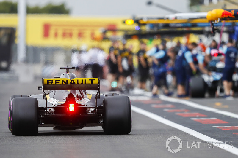 Nico Hulkenberg, Renault Sport F1 Team R.S. 18, dans la voie des stands