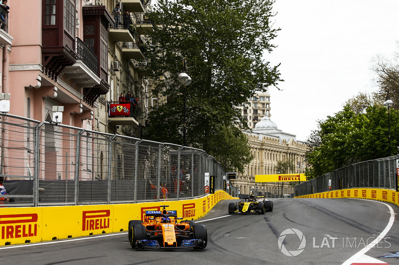 Fernando Alonso, McLaren MCL33 Renault, Carlos Sainz Jr., Renault Sport F1 Team R.S. 18