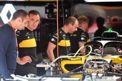 Cyril Abiteboul, director general de Renault Sport F1 en el garaje