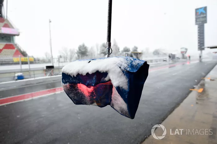 Feux d'arrêt au stand sous la neige