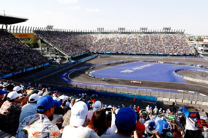Felix Rosenqvist, Mahindra Racing, Oliver Turvey, NIO Formula E Team, al inicio de la carrera